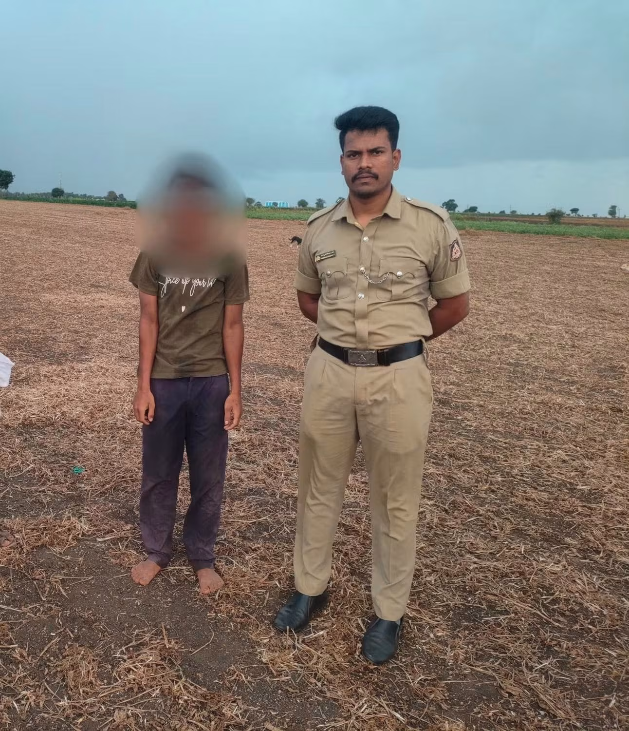 ಮಗುವನ್ನು ರಕ್ಷಿಸಿದ ಪೊಲೀಸರು ಹಾಗು ಸಾರ್ವಜನಿಕರು